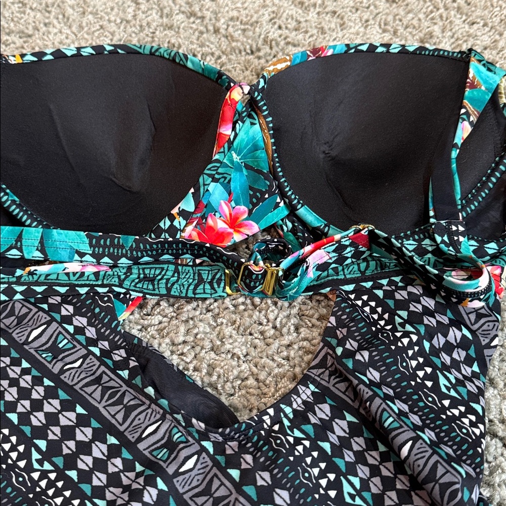 Floral Patterned One-Piece Cut Out Swimsuit (18) NEW Swimsuits - Picture 4 of 5